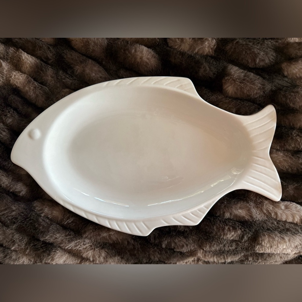 World porcelana fish shaped plate dish FP-14 (242) white - excellent condition